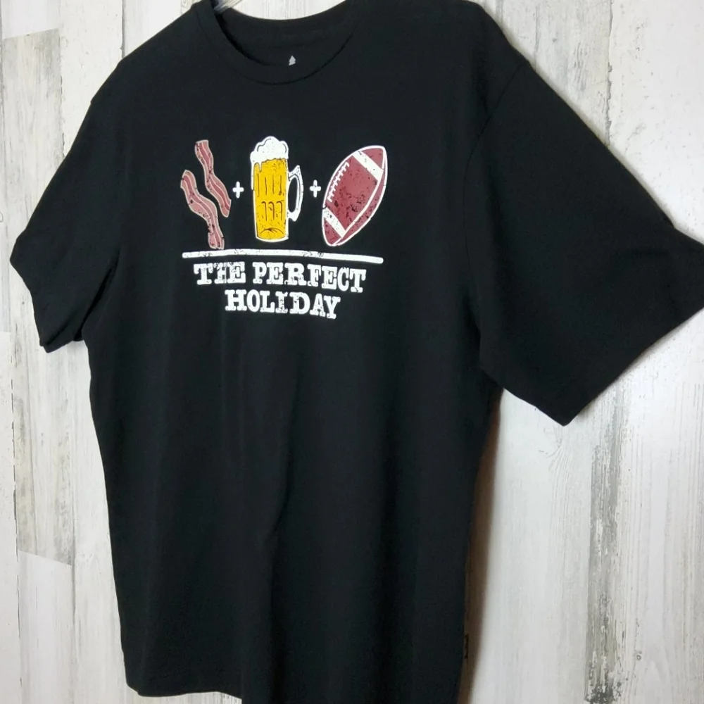 Holiday graphic t-shirt🏈‎